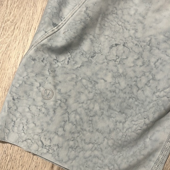 Lululemon Fast and Free Short 10" in City Grit White Blue Fog - size 8 - Picture 6 of 10